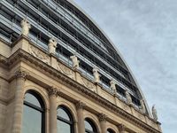 (2026) Zoom sur les 8 muses qui habillent le toit de l’Opéra de Lyon côté de la place de la Comédie.